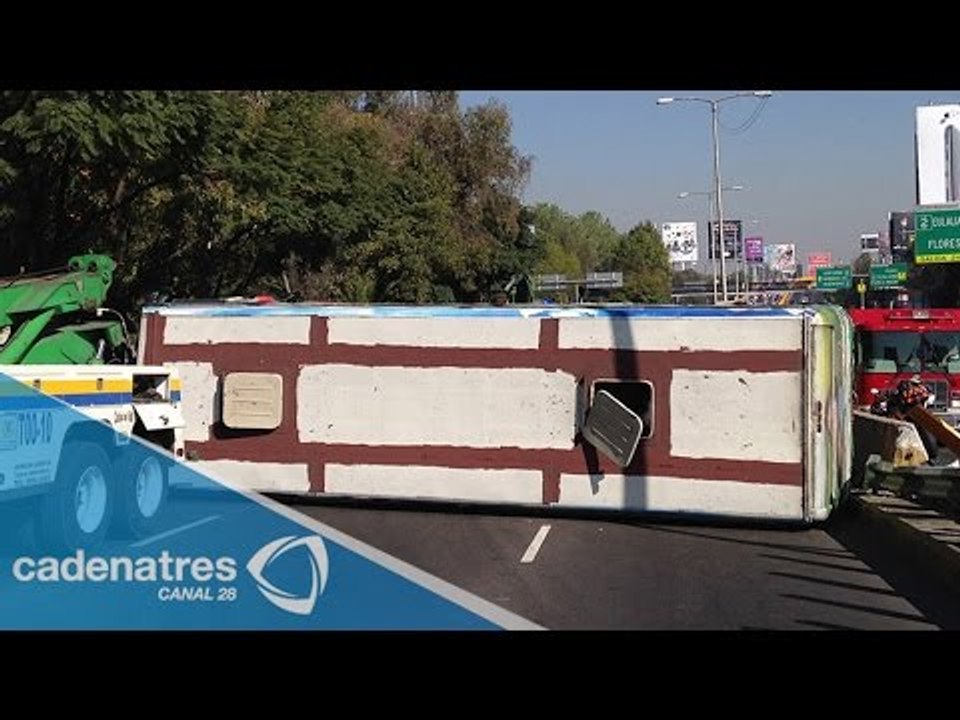 Volcadura de camión en Circuito Interior provoca tráfico vehicular