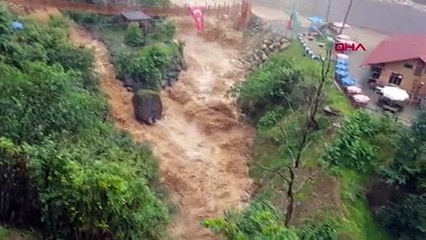 Karadeniz'de sağanak, sel ve heyelana yol açtı, yollar kapandı