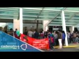 Normalistas michoacanos bloquean accesos del aeropuerto de Morelia