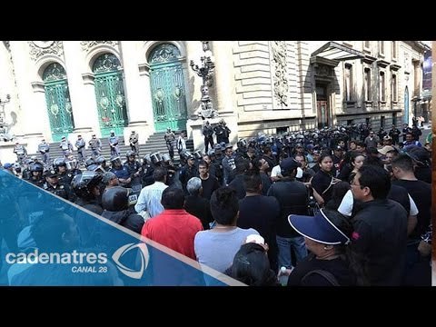 Policías y manifestantes se enfrentan afuera de la ALDF