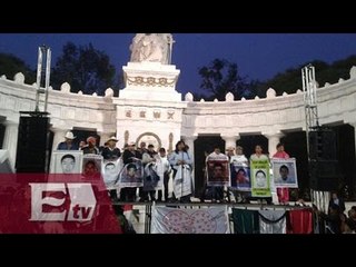 Familiares de normalistas marchan a 19 meses de la desaparición / Francisco Zea