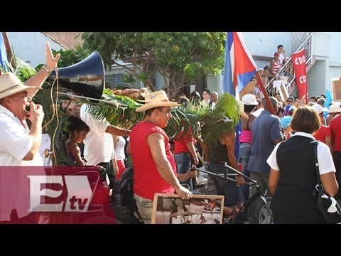 Trabajadores y estudiantes cubanos marchan en apoyo al gobierno castrista / Vianey Esquinca