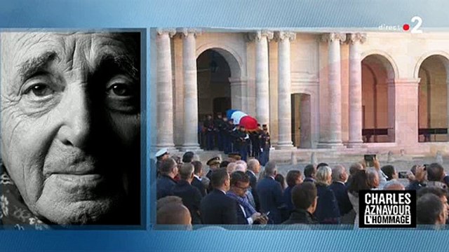 Regardez l'entrée bouleversante du cercueil de Charles Aznavour dans la cour des Invalides - VIDEO