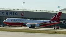 Katar Emiri'nin Cumhurbaşkanı Erdoğan'a hediye ettiği uçak kırmızı beyaza boyandı