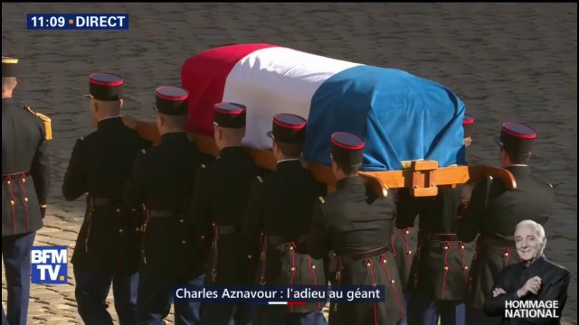 Le cercueil de Charles Aznavour quitte la cour des Invalides au son d'Emmenez-moi
