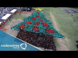 Miles de hondureños forman con sus cuerpos un gigantesco árbol de Navidad