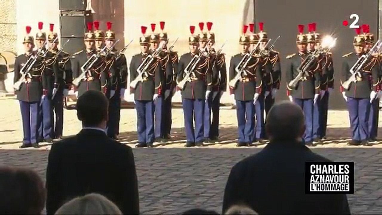 Hommage à Charles Aznavour: Revivez en musique et en images les moments forts de l'hommage à la star ce matin aux Invalides - VIDEO