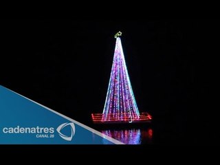 Espectacular árbol de Navidad flotante en Puebla