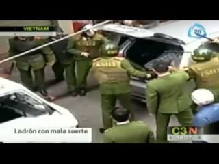 En Vietnam ladrón se queda atrapado en vehículo