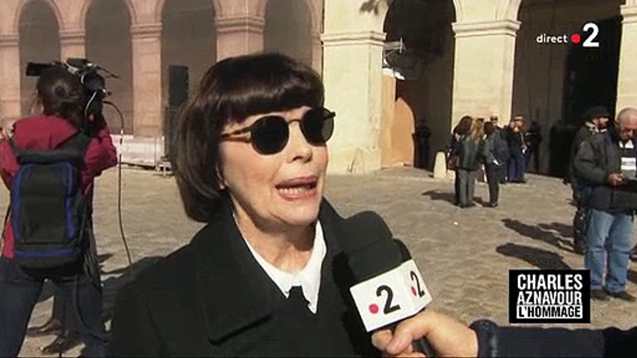 Regardez l'hommage de Mireille Mathieu à Charles Aznavour ce matin aux Invalides - VIDEO