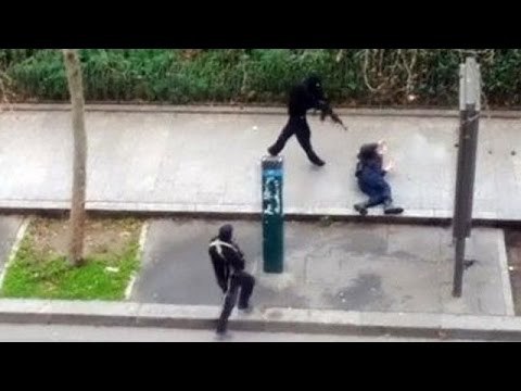¡FUERTES IMÁGENES! Momento justo en que asesinan a una persona en la revista Charlie Hebdo'