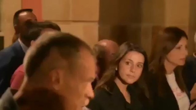 Arrimadas sale del Parlament fuertemente escoltada entre gritos y abucheos