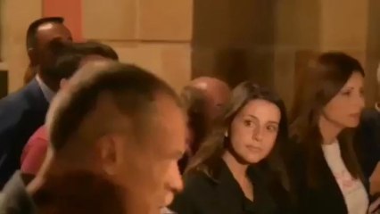 Arrimadas sale del Parlament fuertemente escoltada entre gritos y abucheos