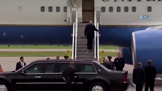 - Trump’ın Ayakkabısına Tuvalet Kağıdı Yapıştı