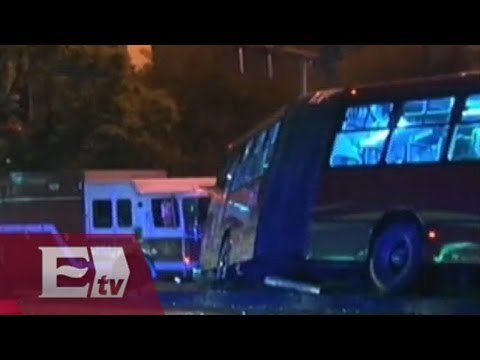 Metrobús derrapa y se sube al camellón en calzada Ignacio Zaragoza/ Ingrid Barrera