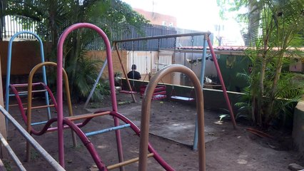 Niños y maestros abandonan colegios tras reformas de Maduro