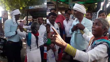 पुलिस कमिश्नर ऑफिस के बाहर महिलाओं ने युवक को जमकर पीटा, पुलिस थी नदारद