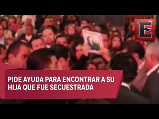 Mujer solicita apoyo de rodillas a Osorio Chong