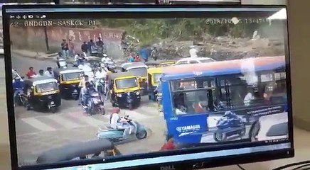 ரயில்வே விளம்பரப் பலகை கீழே விழுந்து சம்பவ இடத்திலேயே 3 பேர் பலி-வீடியோ