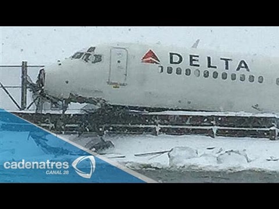 Avión se sale de la pista y se salva de caer al río en NY