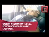 Graban policía dormido en horas laborales