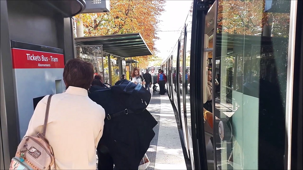 Hommage de la CTS à Charles Aznavour aux stations de tram à Strasbourg