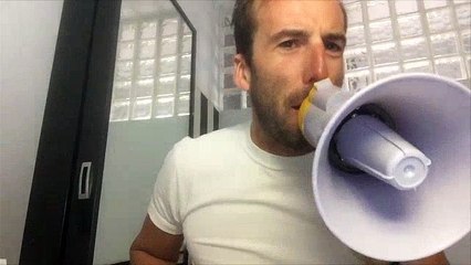 Ojeda llama a las oficinas del Barça con un megáfono: "¡Un robo, lo de ayer fue un robo!"