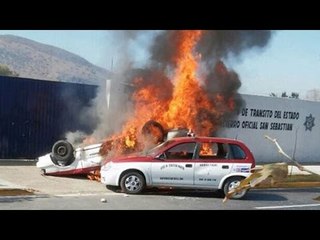 Incendian en Oaxaca dos vehículos tras riña