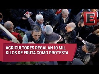 Agricultores regalan fruta en señal de protesta en Argentina
