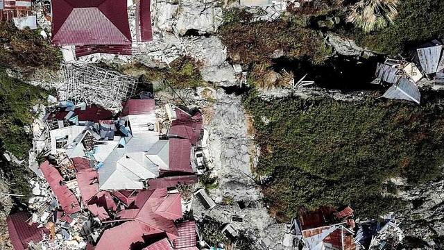 Ινδονησία: Ξεπέρασαν τους 1.400 οι νεκροί