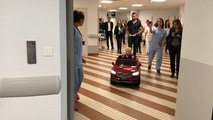 A l’hôpital, les enfants se déplacent en petite voiture