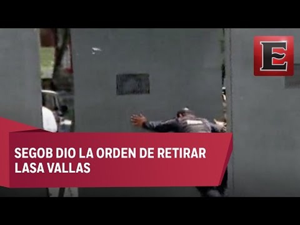 Policía Federal retira vallas metálicas de Bu...