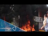 Normalistas vandalizan Casa de Gobierno en Michoacán