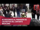 Cientos acude a Bellas Artes para despedirse de Juan Gabriel