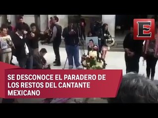 Cientos acude a Bellas Artes para despedirse de Juan Gabriel