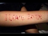 Fans de One Direction se lastiman los brazos en protesta por la salida de Zayn Malik