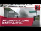 Normalistas realizan quema de llantas en Autopista del Sol