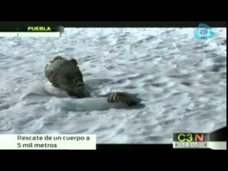 Alpinistas intentan rescatar cuerpo momificado en Pico de Orizaba