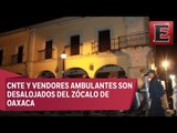 Policías desalojan a vendedores ambulantes del Zócalo de Oaxaca