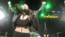 Une DJ russe perd ses faux seins pendant son concert
