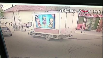 Okulun Bahçe Kapısının, Öğrencinin Üzerine Devrildiği O An Kamerada