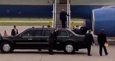 Donald Trump avec du papier toilette sous la chaussure en montant dans son avion