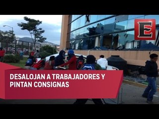 Normalistas atacan Palacio de Justicia de Iguala