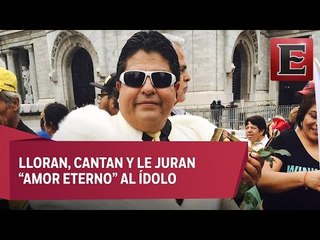 Fans dan el último adiós a Juan Gabriel en Bellas Artes