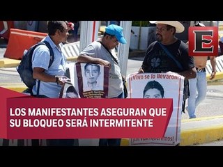 Padres de los 43 y normalistas bloquean la Autopista del Sol