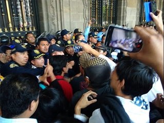 VIDEO: Comerciantes invidentes se enfrentan a granaderos