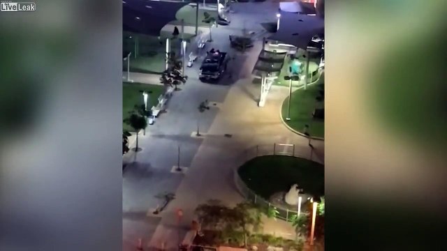 Ils traînent un distributeur de billets avec un 4x4 dans la rue de nuit pour le braquer !