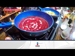 Cocina de solteros: ¡Preparamos una rica sopa de betabel con ajo! | Sale el Sol