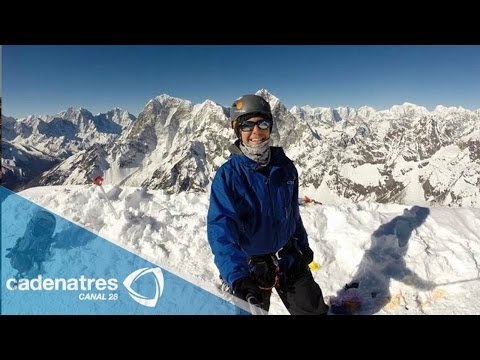 Llega de Nepal el alpinista mexicano que sobrevivió al sismo de 7.8 grados