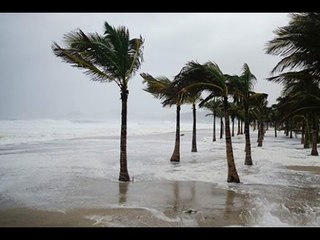 Huracán 'Carlos' toma fuerza y golpea  Colima, Michoacán y Acapulco
